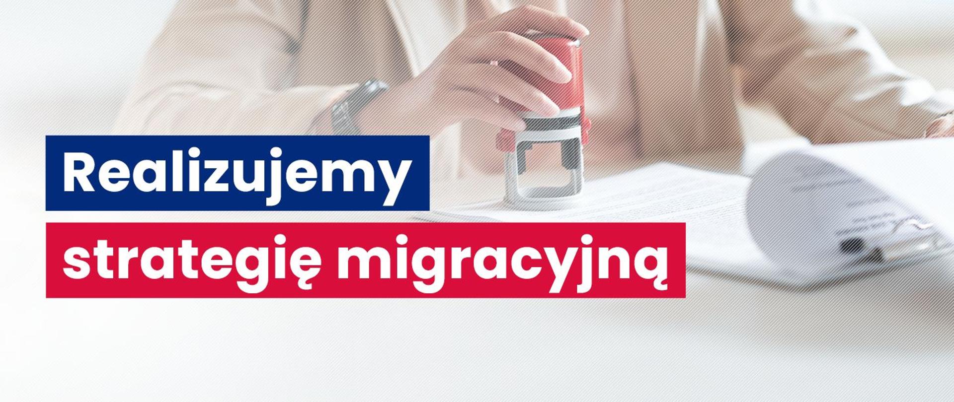Napis: Realizujemy strategię migracyjną. W tle widać kobietę przybijającą pieczątkę na dokumentach