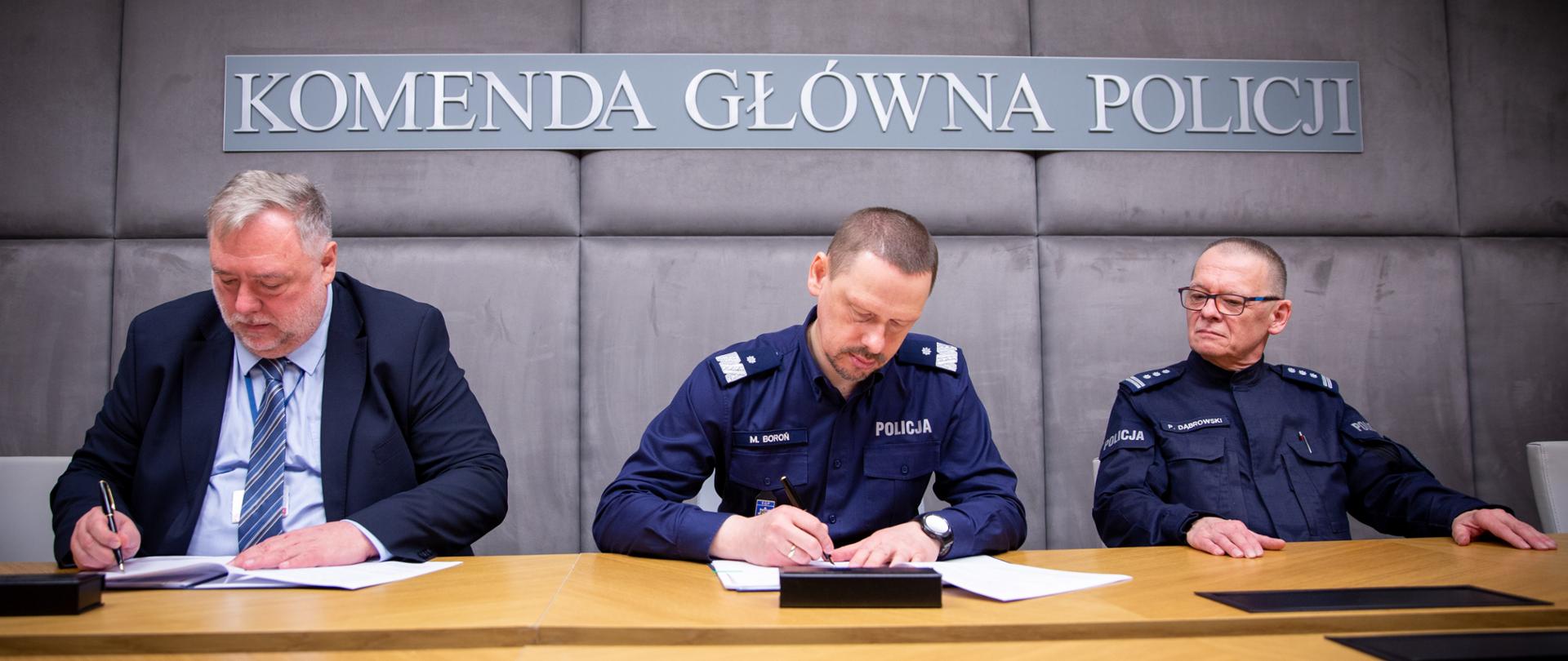 Generalny Inspektor Informacji Finansowej (GIIF) Jarosław Żółtowski i Komendant Główny Policji nadinsp. Marek Boroń