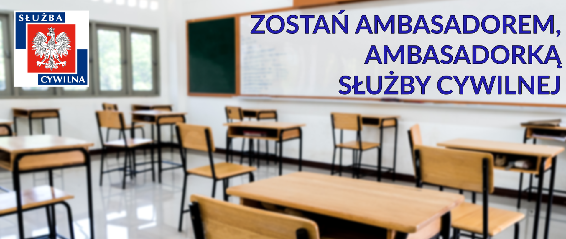 Grafika, na której widać klasę szkolną, ławki, krzesła, białą tablicę, na górze napis - Zostań ambasadorem służby cywilnej