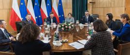 Spotkanie Szefa KPRM Ministra Jana Grabca oraz Zastępcy Szefa KPRM Jakuba Stefaniaka z Wiceprezes ds. rozwoju chmury i sektora publicznego Oracle EMEA Agnieszką de Bruyère w Sali Okrągłego Stołu. Na zdjęciu obecni również: Dyr. T. Kacprzak, Dyr. P. Dziuba, J. Nikorowicz, Wiceprezes ds. Inicjatyw Strategicznych Oracle Charlotte Thornby Nielsen, Monika Adamska oraz Elisa Caner.