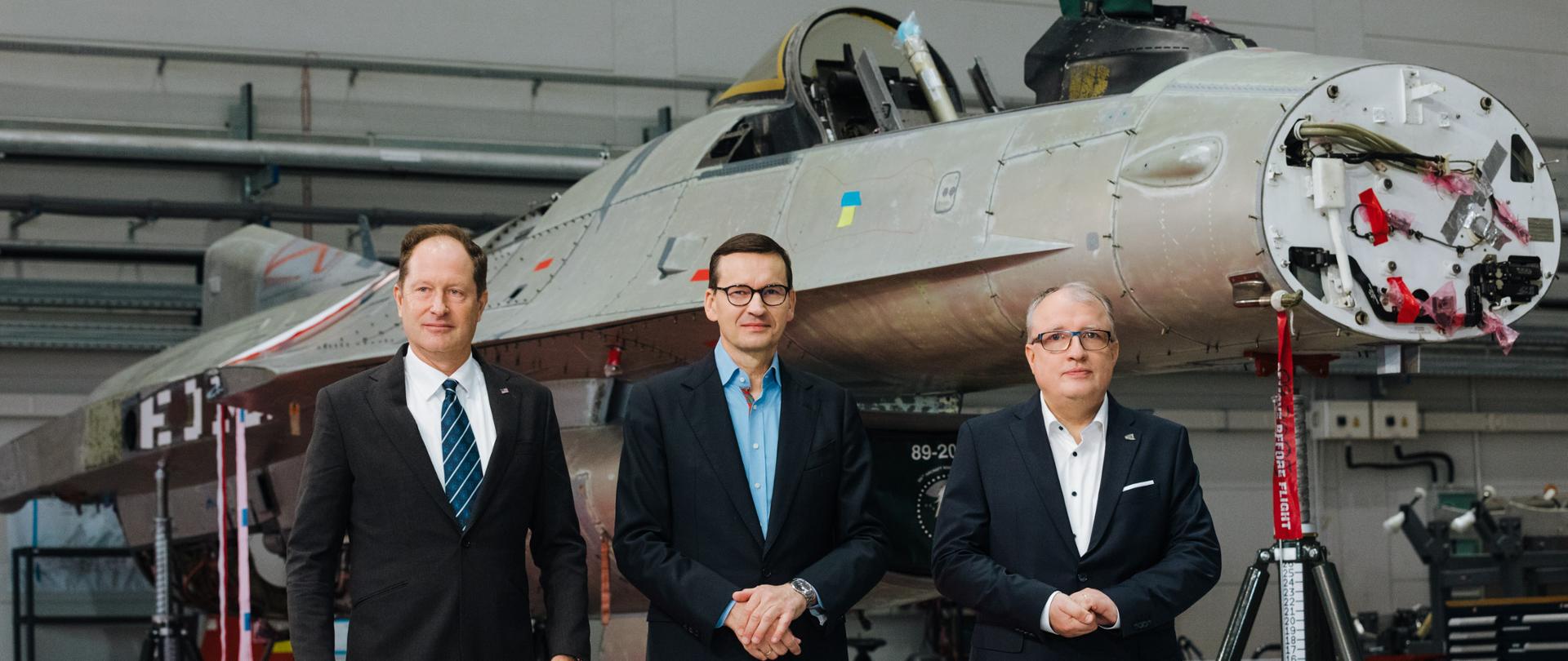 Premier Mateusz Morawiecki w zakładach lotniczych nr 2 S.A. w Bydgoszczy podczas spotkania z Ambasadorem USA.